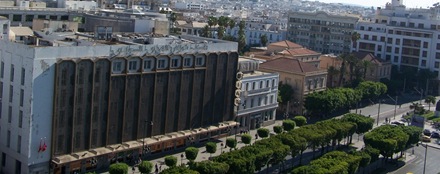 [020 - Túnez, vista de la Avenue de Habib Bourguiba, con su paseo arbolado en medio de la calzada.[15].jpg]