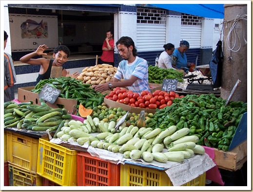 238 - Túnez, la medina. Puesto de verduras y hortalizas en el Mercado El Galla.