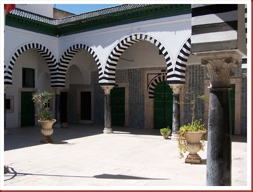 113 -  Túnez, la medina. La construcción de la  Madrasa del Palmero se remonta a 1714..