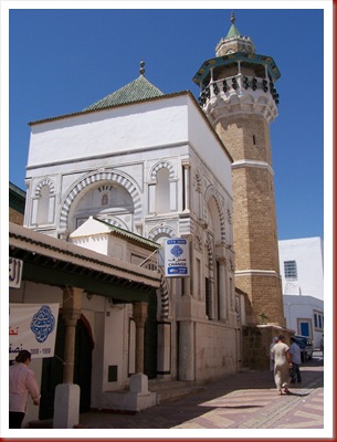 181 - Túnez, la medina. La Mezquita Sidi Youssef se encuentra al final del Zoco de los Turcos y al lado de Dar el Bey, el Palacio Presidencial.