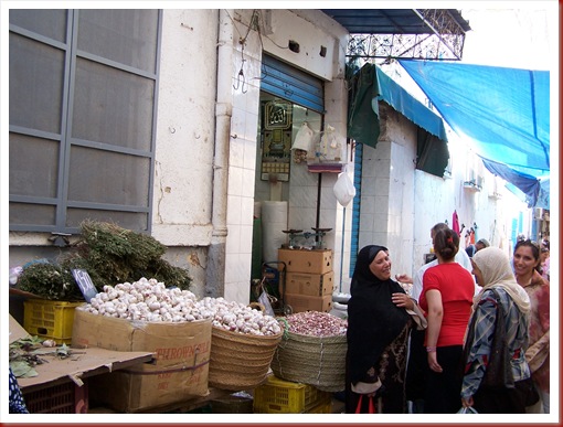 038 - Túnez, la medina. La Rue de la Commission, se ubica cerca del Mercado el Ghalia y por eso se surte de productos para los lugareños.