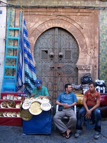 [050 - Túnez, la medina. Rincón de la Rue Jamâa ez Zitouna, con un artesano del latón trabajando ante una hermosa portada.[9].jpg]