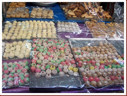 056 - Túnez, la medina. El Souk El Fekka o zoco de los frutos secos con sus cafés y puestos que venden pastas, mazapanes y makrouds.