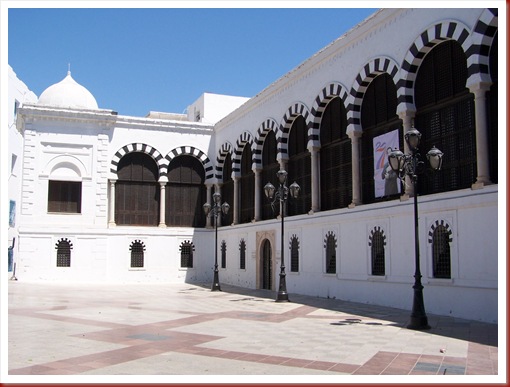 179 - Túnez, la medina. La Mezquita Hammouda Pachá contiene el mausoleo de ese santo, pero su entrada está vetada a los no creyentes.