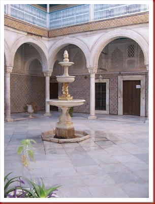 217 - Túnez, la medina. El patio central del Dar Ben Abdallah.