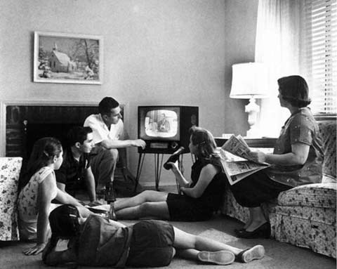 [family_watching_tv[3].jpg]