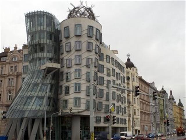 [The Dancing House 01 (Small)[4].jpg]