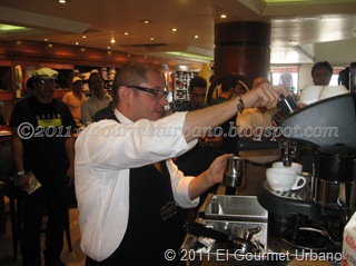 Pietro Carbone realizando un delicioso espresso