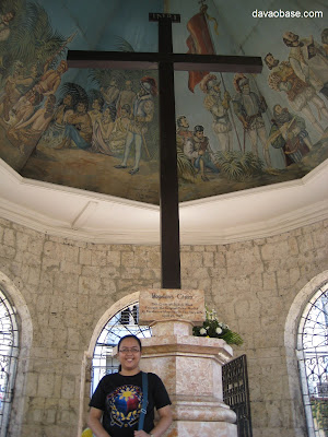 Wifey poses in front of Magellan's Cross in Cebu City