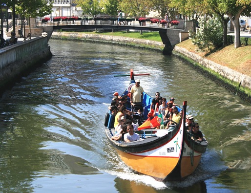 barco em primeiro plano no canal