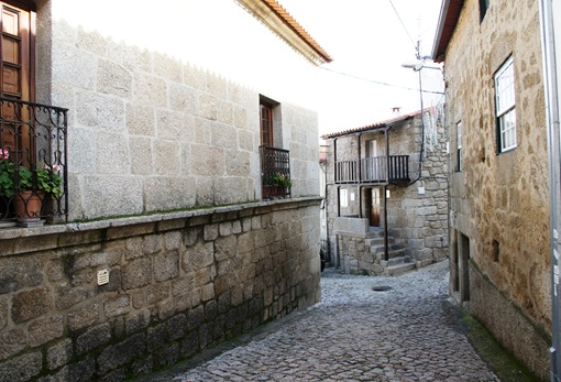 Alpedrinha - rua da aldeia e ao fundo casa rústica