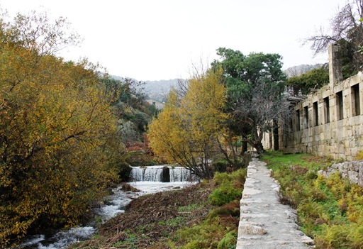 Castelo Novo - cachoeira na ribeira da Alpreada - lado direito antiga fabrica