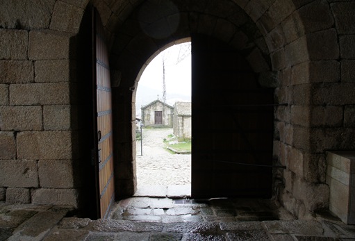 Belmonte - capela de santo antonio vista a partir da porta do castelo
