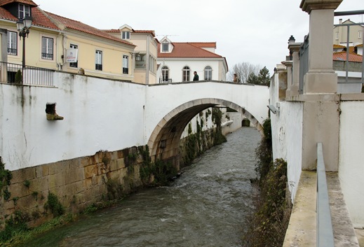 Alcobaça - ponte sobre o rio Alcôa