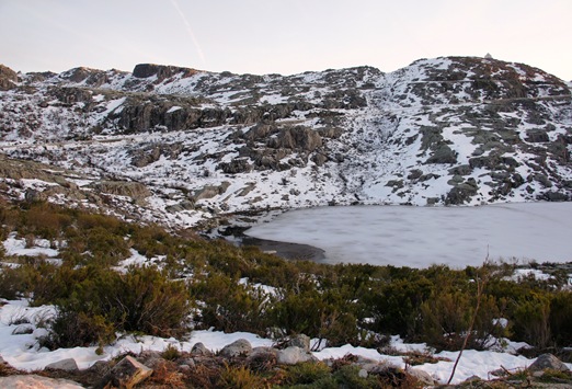 Serra da Estrela - lagoa descongelando