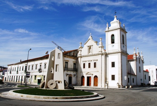 Porto de Mós - praça do rossio - igreja de s. pedro e rotunda
