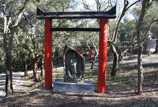 Buddha Eden - avenida de torii 1