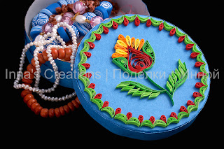 Round box decorated with quilling