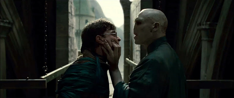 (L-r) DANIEL RADCLIFFE as Harry Potter and RALPH FIENNES as Lord Voldemort in Warner Bros. Pictures™ fantasy adventure HARRY POTTER AND THE DEATHLY HALLOWS