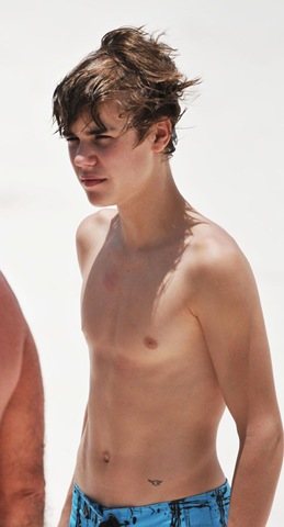 [justine bieber shirtless[3].jpg]