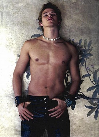 [kellan_lutz_shirtless9.jpg]