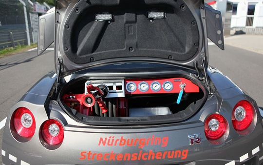 [2010-nissan-gt-r-nurburgring-emergency2[3].jpg]