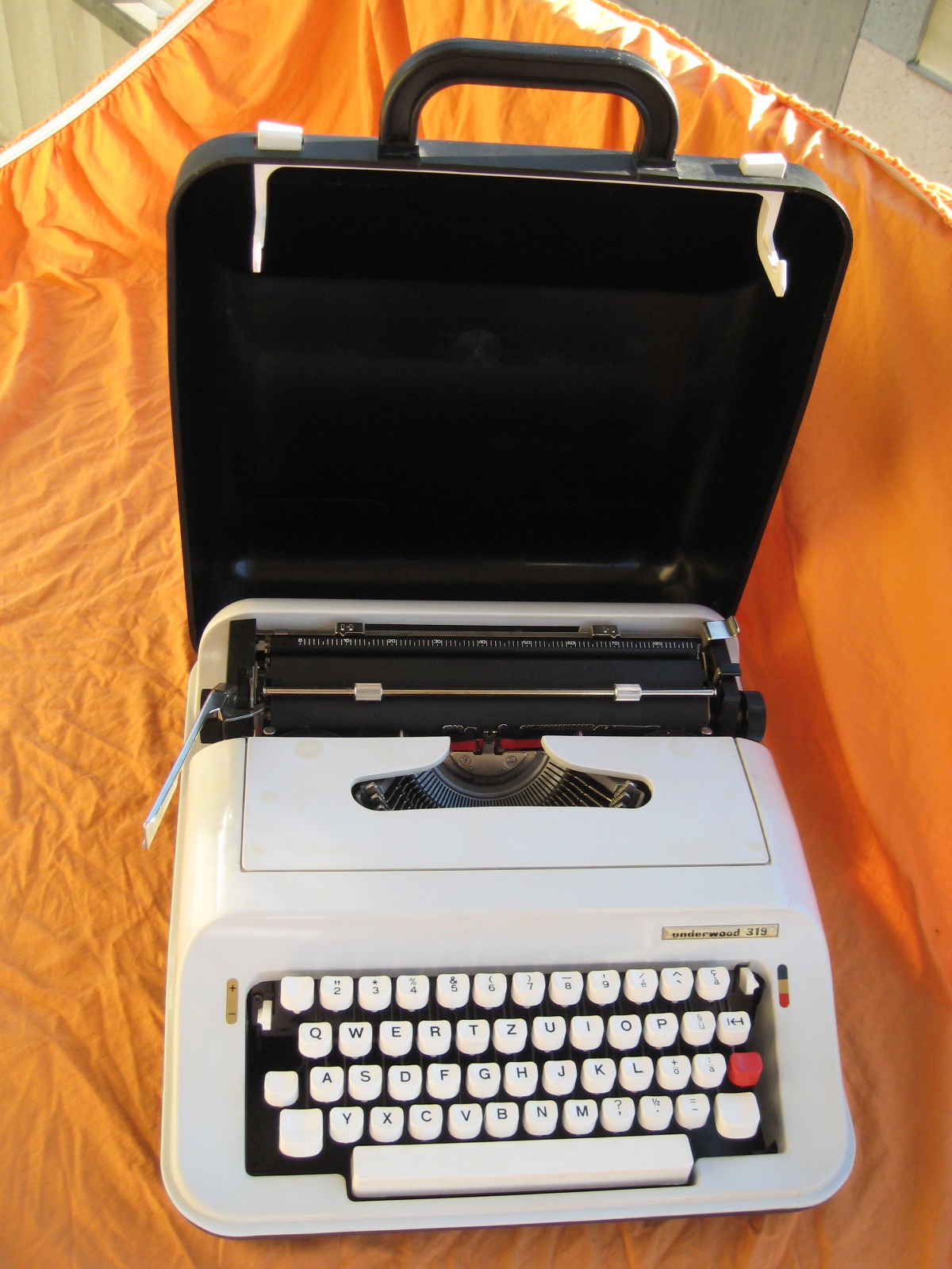 Retro Tech Geneva: Underwood 319 White Portable Manual Typewriter (1970s)
