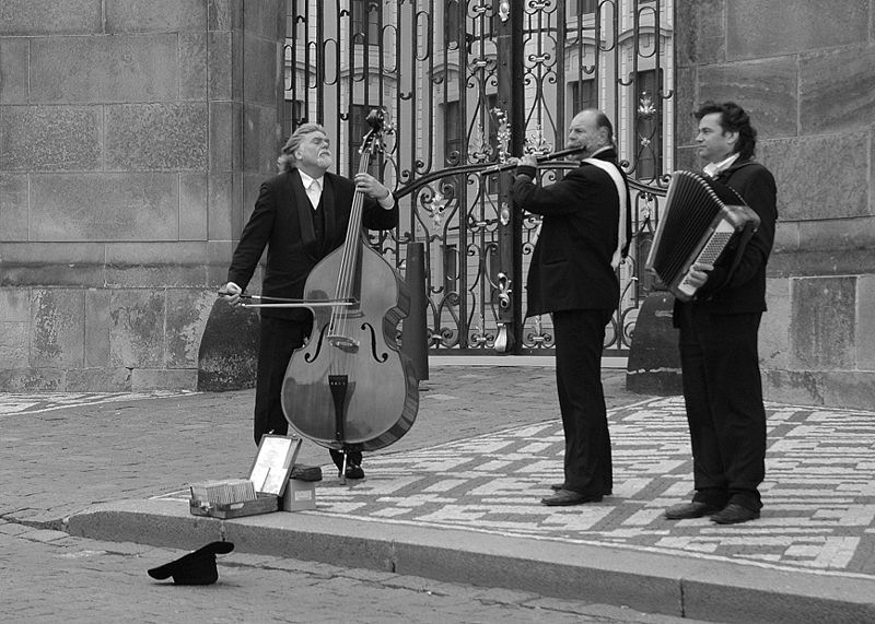 [800px-Street_musicians_in_Prague[3].jpg]