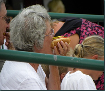 eating hot dog (2)
