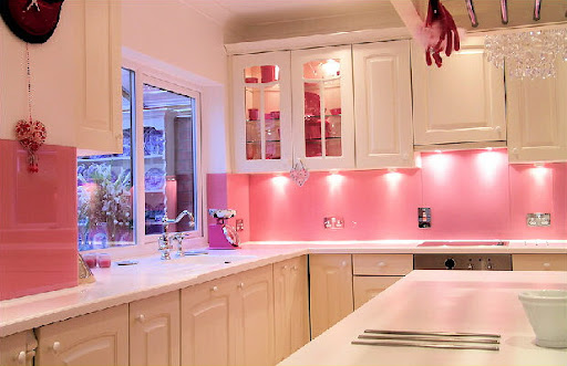 pink kitchen design, kitchen design with pink wall