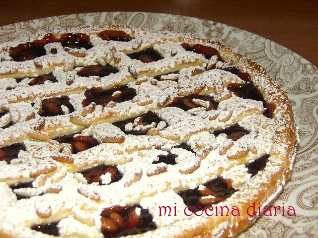 Tarta de ricotta con relleno de confitura y piñones (Творожный пирог с конфитюром и орешками пинии)