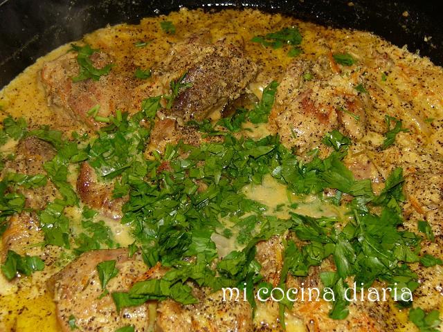 Conejo estofado con nata agria y almendras (Кролик тушеный со сметаной и миндалем)