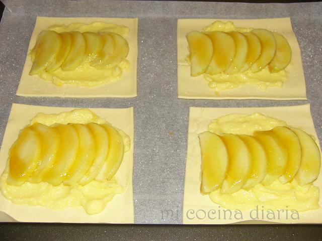 Hojaldres con crema pastelera y manzanas (Слойки с кондитерским кремом и яблоками)