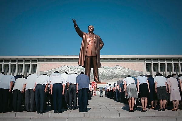[norte-coreanos reverenciam a estátua de Kim Il-sung, pai do ditador Kim Jong-Il[3].jpg]
