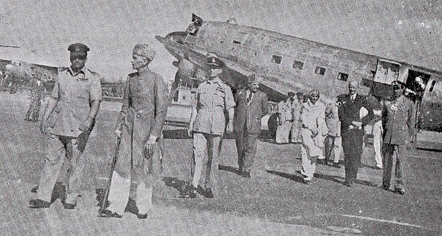 [Quaid-e-Azam lands in Peshawar, June 1948[6].png]