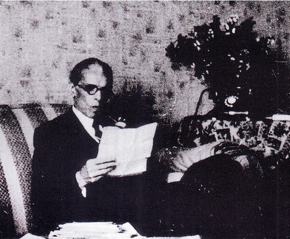 [Quaid-e-Azam Concentrating on office work[5].png]