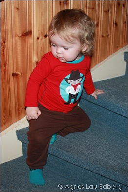 Liam klättrar i trappen.