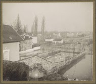 Huizen en tuinen in een ondergelopen buitenwijk van Parijs