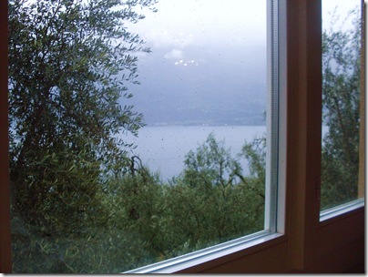 Il Lago dietro una finestra dell'Hotel Villa Margherita a Limone