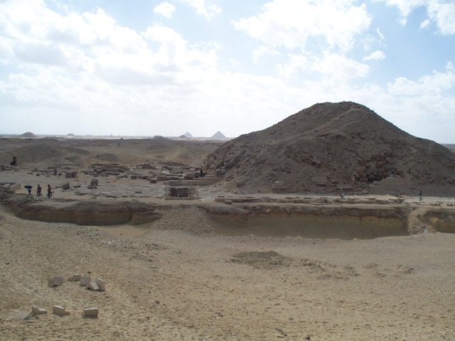 [12-29-2009 043 Saqqara - view of Dashur pyramids[2].jpg]