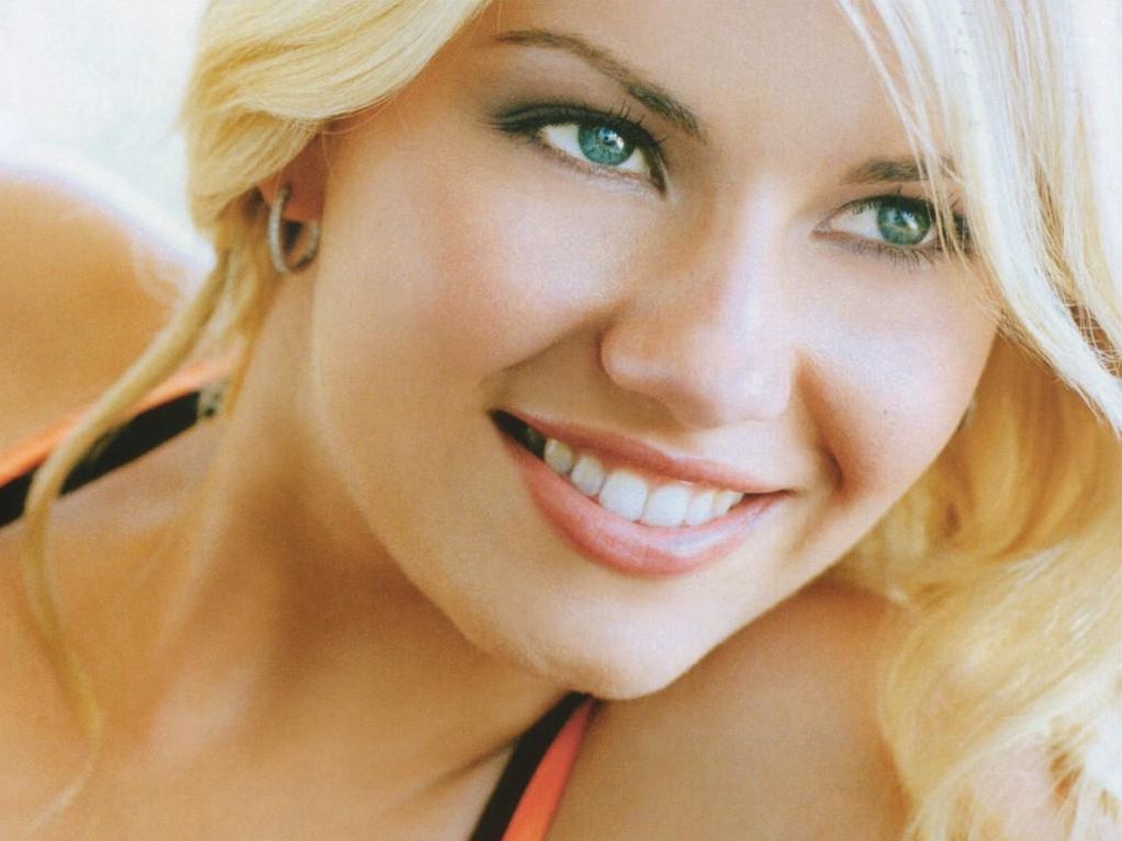 [Elisha-Cuthbert-102.JPG]