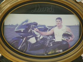 Budapest,  Hősök tere,  Dundi, Hősök tere,  Dózsa György út,  VI. kerület,  6. kerület,  motoros baleset, motorkerékpár,  halálos,  Yamaha, halotti emlékmű, mementó, halotti emlékmű, mementó, útmenti kereszt, koszorú, emlékjel, modern halotti kultusz, emlékhely, útmenti fejfa, kegyhely