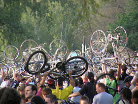 2010, bringás demonstráció, bringás sunák, Budapest blog, CM, Critical Mass, fotók, Föld Napja, Kritikus Tömeg, képek, pictures, tüntetés