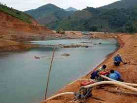 Many ancient artifacts dating back about 4,000 years have been found in Nuoc Trong reservoir in Quang Ngai Province.