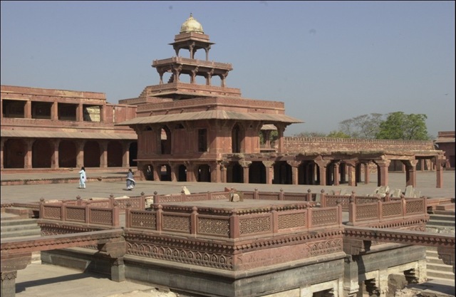 [fatehpur-sikri-panch-mahal.half[1][5].jpg]