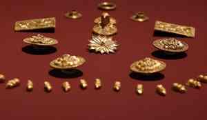 Gold necklaces, bracelets and other artifacts recovered ny Bulgarian police