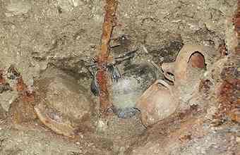 Luxurious grave goods and personal belongings found in the graves