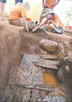 University of Hawaii-Maui College students Janet Bostick (left) and Joel Yurkanin use trowels to scrape away fill dirt to expose the island of Moku‘ula on Wednesday morning.