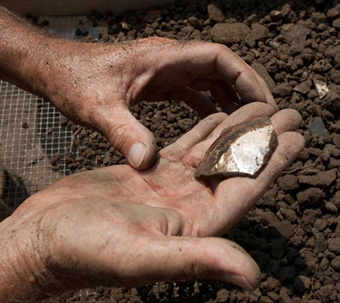 Fragments of 18th English saltglazed ware are examined.