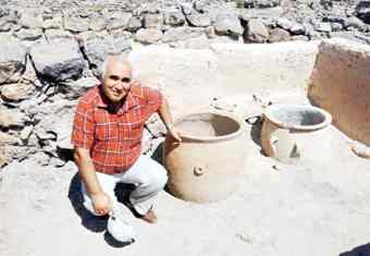 A team led by Cahit Günbattı carry out excavations in Kültepe. 